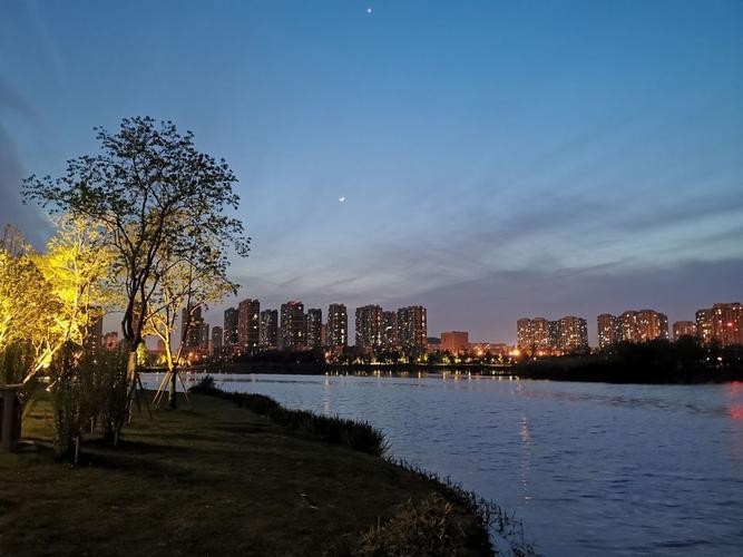 仙林湖夜场火锅在哪里 仙林湖公园夜景