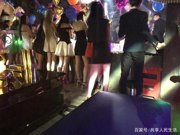 做夜场女孩子背什么包好 夜场女孩佩戴什么