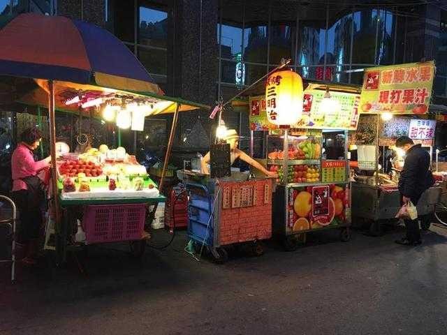 农村夜场玩什么好一点呢 农村夜市摆摊什么最好卖利润高