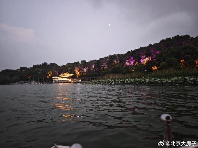 南湖划船夜场价格多少 南湖可以划船吗