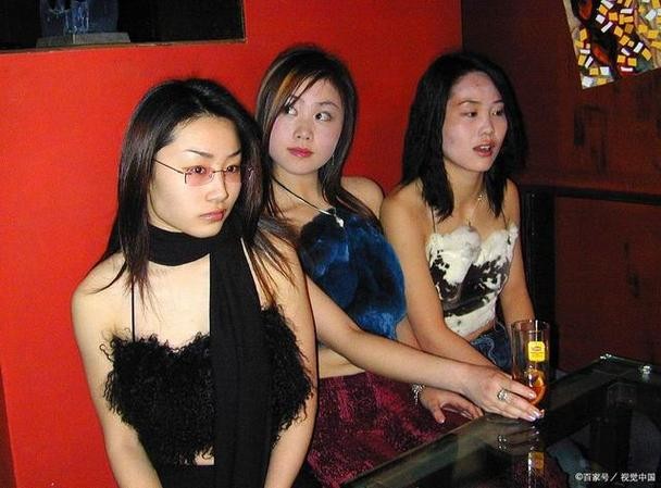 夜场女孩好会聊天怎么办 夜场女孩会和客人谈感情吗