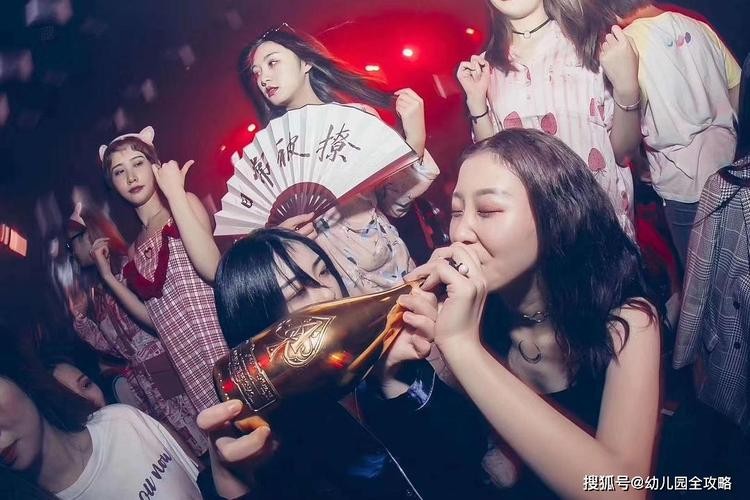 夜场女孩怎么哄客人开心 夜场女孩怎么说话让客人喜欢