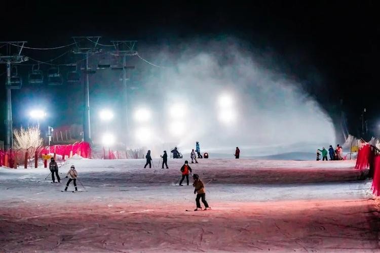 夜场彩色滑雪场在哪里啊 滑雪场夜场灯光