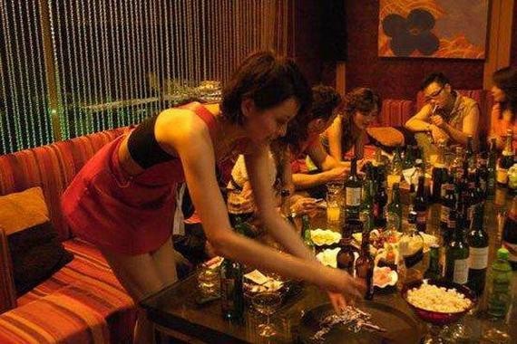 夜场怎么给客人倒酒水呢 在夜场怎么讨客人喜欢