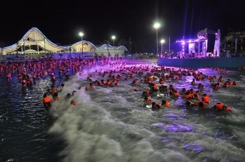 夜场水上乐园氛围怎么样 水上乐园日场和夜场区别