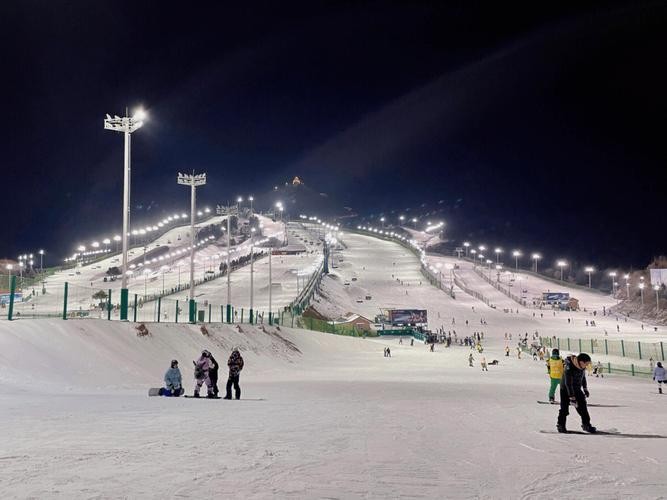 夜场滑雪转场多少钱一天 滑雪场夜场好玩吗