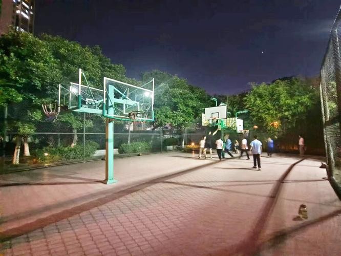 夜场篮板什么意思 夜场篮球场图片